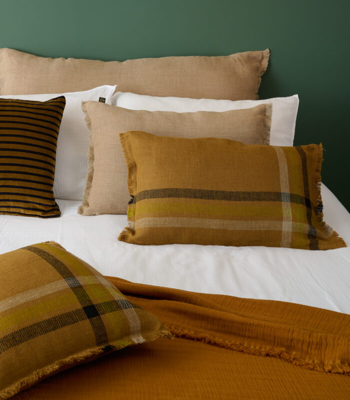 La housse de coussin  Malibu de la maison Harmony Haomy est 100% en lin lavé. Elle possède trois belles rayures sur les deux sens de la housse qui finissent par se croiser en bas sur le côté du coussin. La trame du lin est large pour un effet visuel brut et légèrement chiné.  Cette housse vous offre un design original et chaleureux avec un petit côté campagne anglaise aux magnifiques couleurs d'automne. Dans un salon, sur votre lit, vous pourrez le mixer avec l'ensemble de la gamme Haomy -Harmony