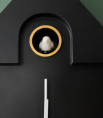 Si vous êtes fan de l'horloge comtoise de vos grans -parents mais pas de son design, optez pour ce modèle de la marque Karlsson qui s'inscrit entre tradition et modernité ! Toutes les heures, un petit oiseau apparaît et émet des sons doux de la forêt. Pas crainte,elle ne vous réveiller pas la nuit car son mécanisme s'arrêtte entre 22 heures et 6 heures du matin