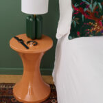 Look vintage et effet vielli pour ce tabouret Tam Tam en métal émaillé, revisité par la marque Bazar de Luxe. Son desing est simple mais intemporel, il est idéal pour une assise, un bout de canapé, une petite table d'appoint, une table de chevet. Pièce emblématique depuis les années 60, le tabouret Tam-Tam est une vraie tendance actuelle.