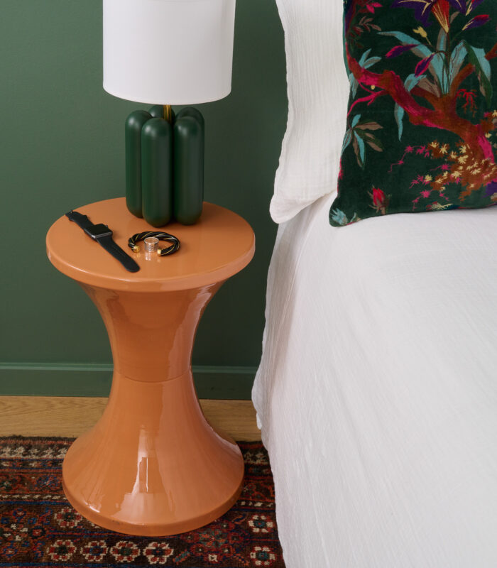 Look vintage et effet vielli pour ce tabouret Tam Tam en métal émaillé, revisité par la marque Bazar de Luxe. Son desing est simple mais intemporel, il est idéal pour une assise, un bout de canapé, une petite table d'appoint, une table de chevet. Pièce emblématique depuis les années 60, le tabouret Tam-Tam est une vraie tendance actuelle.