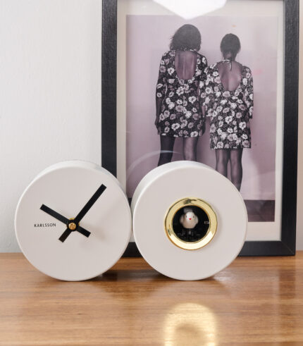 Horloge "Duo Cuckoo" murale ou à poser de la marque Karlsson. Son design est minimaliste, raffiné et contemporain. Parfait dans votre cuisine ou dans une autre pièce de vie pour un look chic et original.