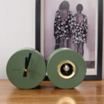 Horloge "Duo Cuckoo" murale ou à poser de la marque Karlsson. Son design est minimaliste, raffiné et contemporain. Parfait dans votre cuisine ou dans une autre pièce de vie pour un look chic et original.