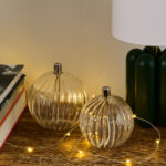 La lampe à huile Sphère de la marque Bazar de Luxe est l'accessoire idéal pour une ambiance douce, tamisée et chaleureuse Elle sera parafaite pour agrémenter vos tables de fin d'année!