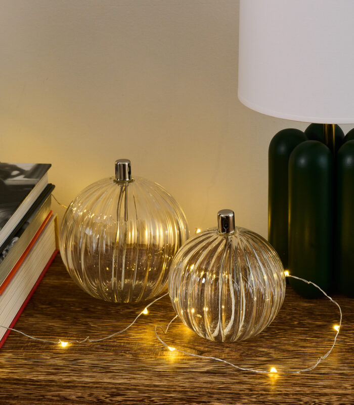 La lampe à huile Sphère de la marque Bazar de Luxe est l'accessoire idéal pour une ambiance douce, tamisée et chaleureuse Elle sera parafaite pour agrémenter vos tables de fin d'année!