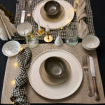 Serviette de table en lin à petits carreau noirs et lin de la collection "Piana" par Harmony-Haomy.  Grande qualité du lin avec un effet lavé stoné et finition ourlet. A mixer avec le reste de la collection linge de table de la marque pour une table chaleureuse et conviviale. La dimension généreuse de cette serviette permet également un usage en set de table!