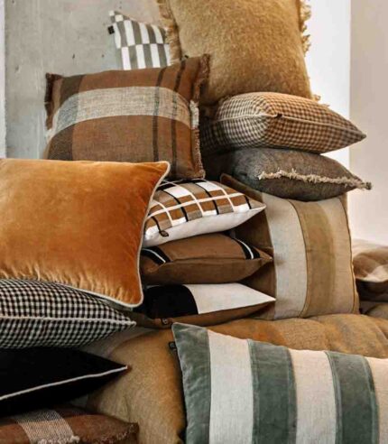 Housse de coussin "Brisbane"  rayure lin & Velours de la marque Haomy-Harmony. Housse déhoussable , verso couleur lin