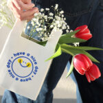Le vase « Plastic Bag » de la marque Fluid Market revisite avec  humour un objet du quotidien. Bien plus qu’un simple accessoire décoratif, ce vase se marie avec différents styles de décoration. Moderne et éclectique : on adore!