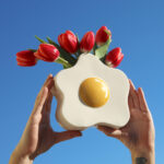Le Vase « Egg » de la marque Fluid Market est bien plus qu’un simple accessoire de décoration. Son design à la fois kitsch et esthétique, ajoutera une touche d'originalité à votre intérieur et à votre quotidien!